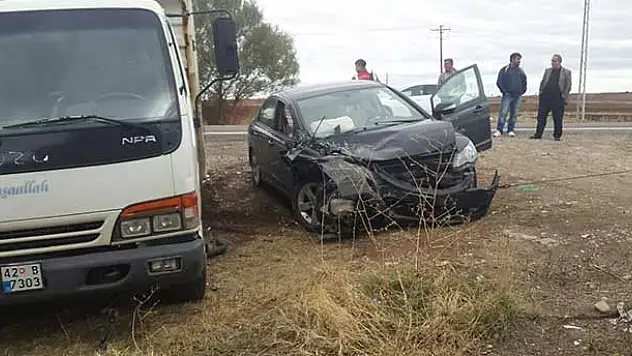 Konya'da otomobil kamyona çarptı: 5 yaralı