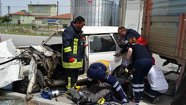 Konya'da otomobil kamyonetle çarpıştı