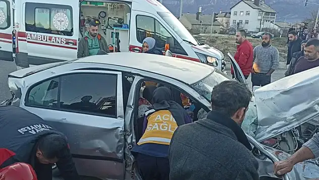 Konya'da otomobil kamyonla çarpıştı: 2 yaralı

