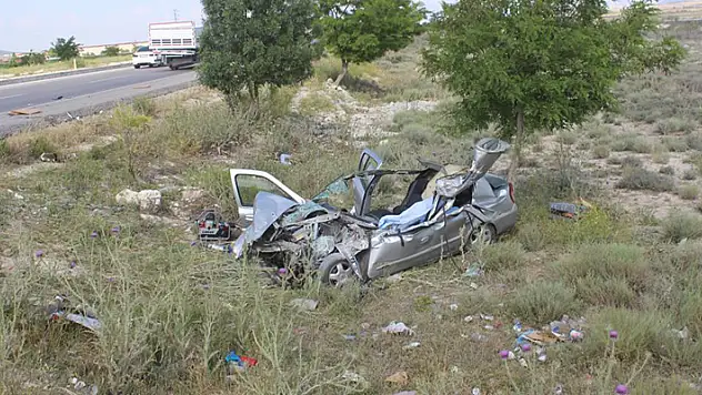 Konya'da otomobil kavşaktan dönen çekiciye çarptı: 1 ölü, 3 yaralı
