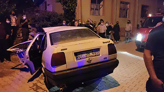 Konya'da otomobil mezarlığın duvarına çarptı: 3 yaralı