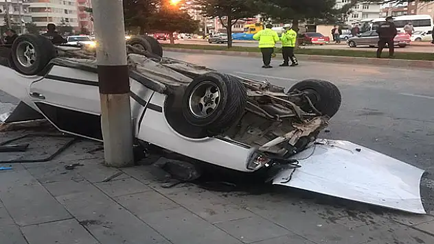 Konya'da otomobil park halindeki araca çarptı: 4 yaralı