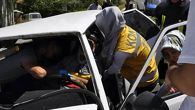 Konya'da otomobil park halindeki araca çarptı : 6 yaralı