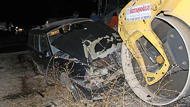 Konya'da otomobil, park halindeki iş makinasına çarptı: 5 yaralı