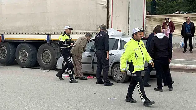Konya'da otomobil park halindeki tıra çarptı 1 kişi öldü
