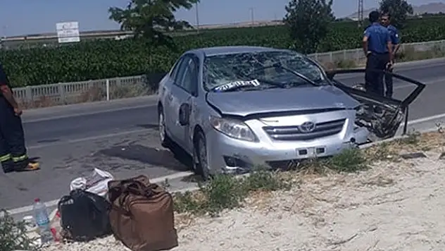 Konya'da otomobil refüje çarptı: 5 yaralı