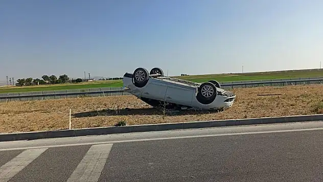 Konya'da otomobil refüje takla attı: 3 yaralı

