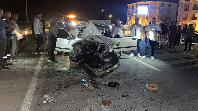 Konya'da otomobil römorka çarptı, 1 kişi öldü, 2 kişi yaralandı
