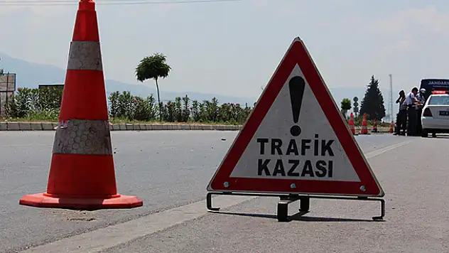 Konya'da otomobil römorka çarptı: 3 ölü, 4 yaralı