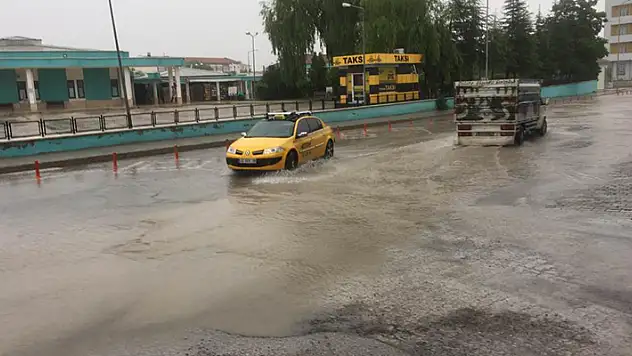 Konya'da otomobil sağanak yağmur sonrası suyla dolan altgeçitte mahsur kaldı
