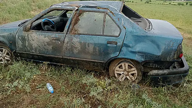 Konya'da otomobil şarampole devrildi, 2 kişi yaralandı

