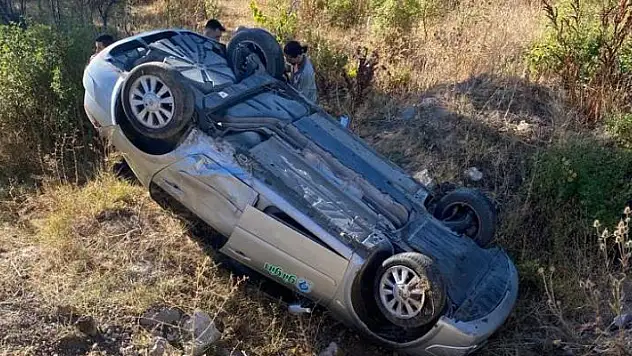 Konya'da otomobil şarampole devrildi: 2 yaralı
