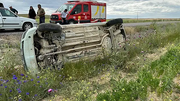 Konya'da otomobil  şarampole devrildi: 3 kişi yaralandı
