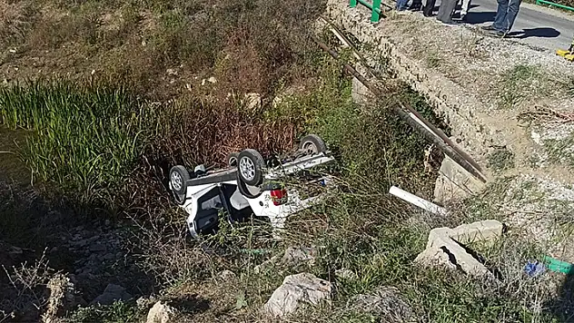 Konya'da otomobil sulama kanalına uçtu: 3 yaralı
