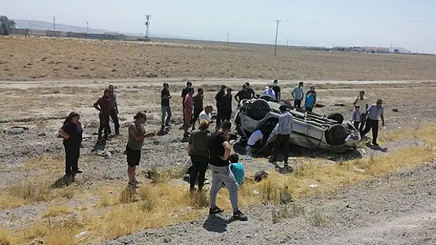 Konya'da otomobil tarlaya takla attı: 3 yaralı