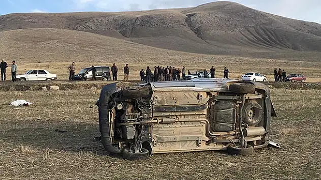 Konya'da otomobil tarlaya yuvarlandı: 2 ölü