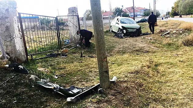Konya'da otomobil telefon direğine çarptı: 1 yaralı
