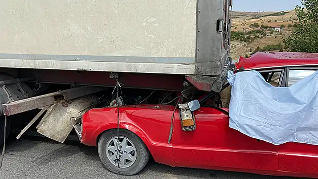 Konya'da otomobil tıra arkadan çarptı: 1 ölü, 1 yaralı
