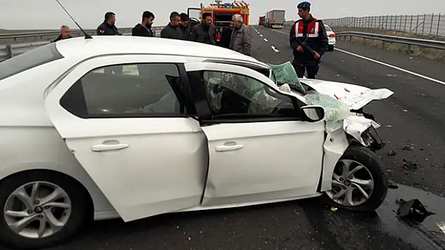Konya'da otomobil tıra arkadan çarptı: 2 yaralı