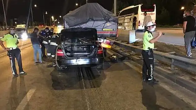 Konya'da otomobil tıra arkadan çarptı: 2 yaralı