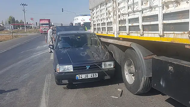 Konya'da otomobil tıra çarptı: 1 yaralı