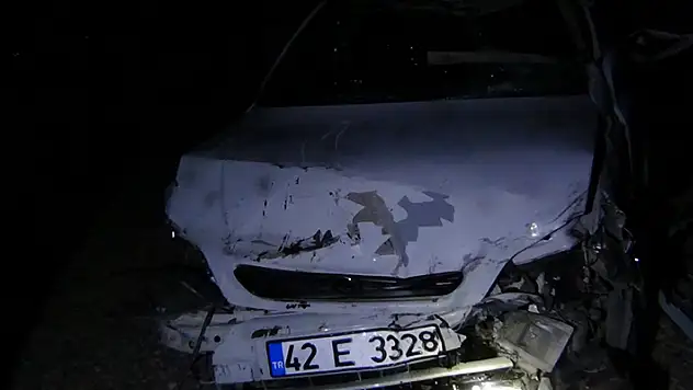 Konya'da otomobil tıra çarptı:: 1 yaralı
