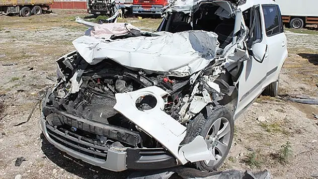 Konya'da otomobil tıra çarptı: 2 ölü, 1 yaralı