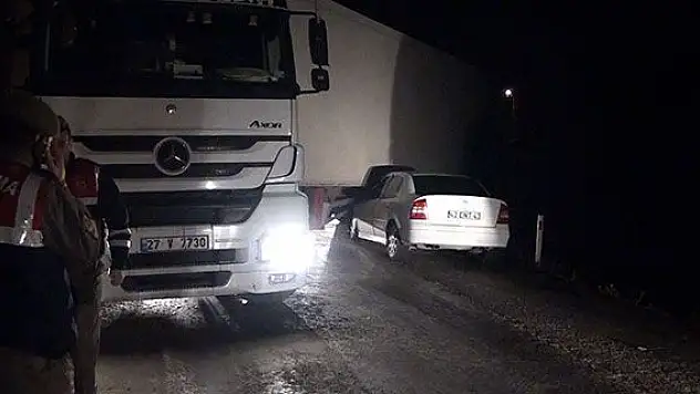 Konya'da otomobil tıra çarptı: 3 yaralı