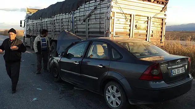Konya'da otomobil tıra çarptı: 5 yaralı