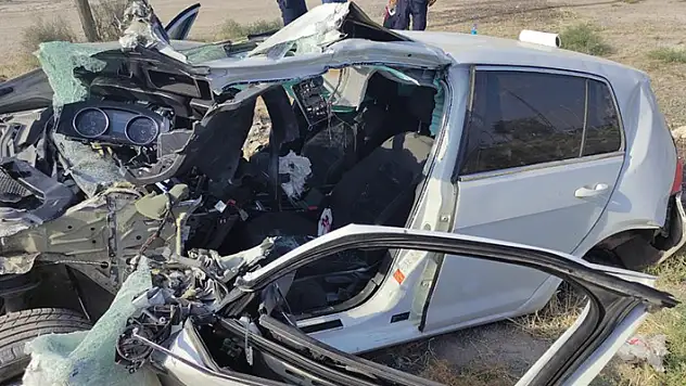 Konya'da otomobil tıra çarptı: Hurdaya dönen araçtan sağ çıktılar
