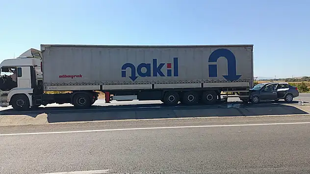 Konya'da otomobil tıra çarptığı kazada 4 kişi yaralandı
