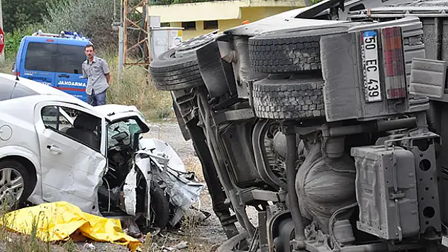 Konya'da otomobil tırla çarpıştı: 1 ölü, 3 yaralı