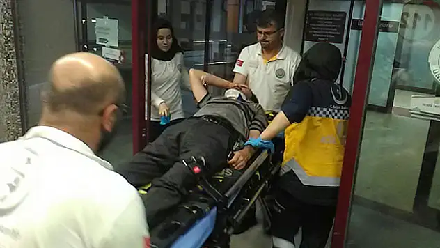 Konya'da otomobil trafik ışıklarına çarptı: 1'i ağır 2 yaralı