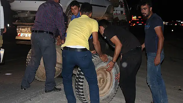Konya'da otomobil traktör römorkuna çarptı: 2 ölü