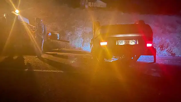 Konya'da otomobil traktöre bağlı balya makinesine çarptı
