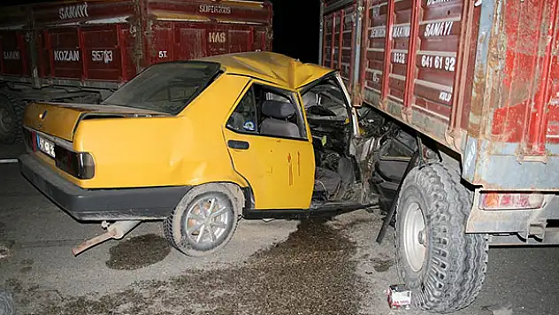 Konya'da otomobil traktöre bağlı römorklara çarptı: 2 yaralı