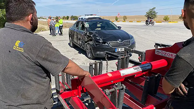 Konya'da otomobil, traktöre bağlı tarım aletine çarptı
