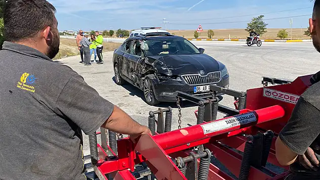 Konya'da otomobil, traktöre bağlı tarım aletine çarptı
