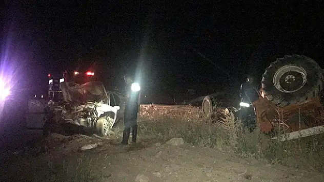 Konya'da otomobil traktöre çarptı: 2 yaralı