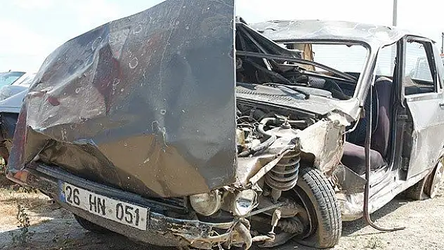 Konya'da otomobil traktöre çarptı: 2 yaralı