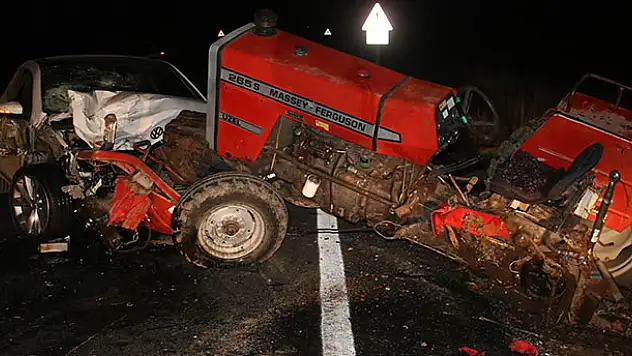 Konya'da otomobil traktörle çarpıştı: 2 yaralı