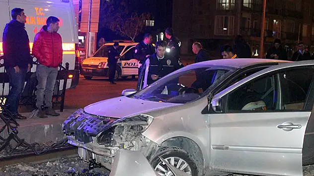 Konya'da Otomobil tramvay hattına düştü: 1 yaralı