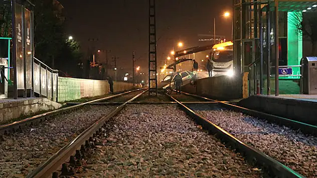 Konya'da otomobil tramvay yoluna düştü : 2 yaralı