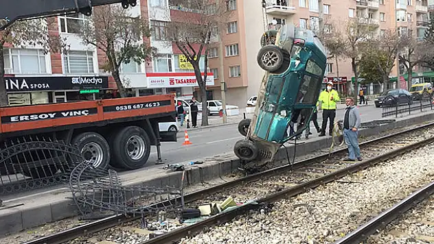 Konya'da otomobil tramvay yoluna takla attı