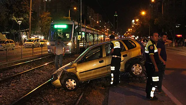 Konya'da otomobil tramvay yoluna uçtu