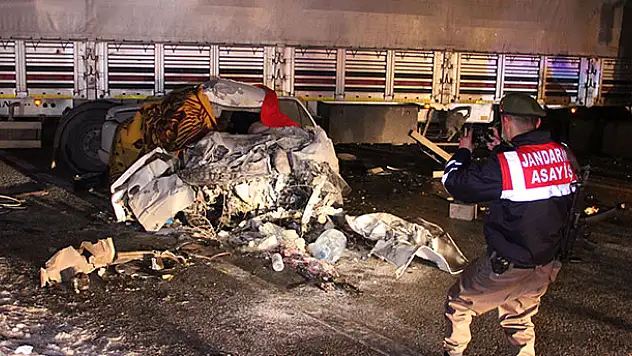 Konya'da otomobil U dönüşü yapan tıra çarptı: 1 ölü, 3 yaralı