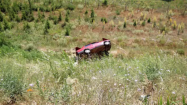 Konya'da otomobil uçuruma yuvarlandı