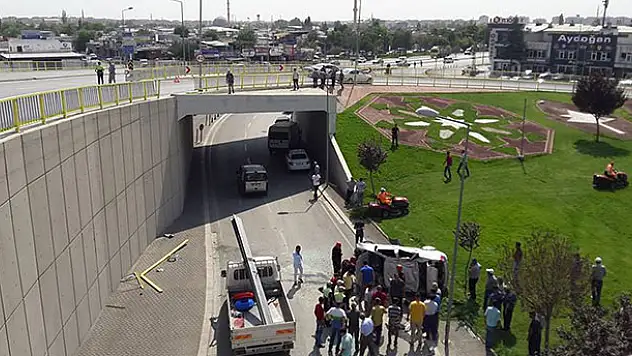 Konya'da otomobil üst geçitten uçtu: 1 yaralı