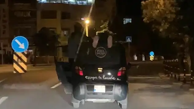 Konya'da otomobil üstündeki tehlikeli yolculuğa bin 875 lira ceza
