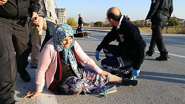 Konya'da otomobil yayalara çarptı: 3 yaralı
